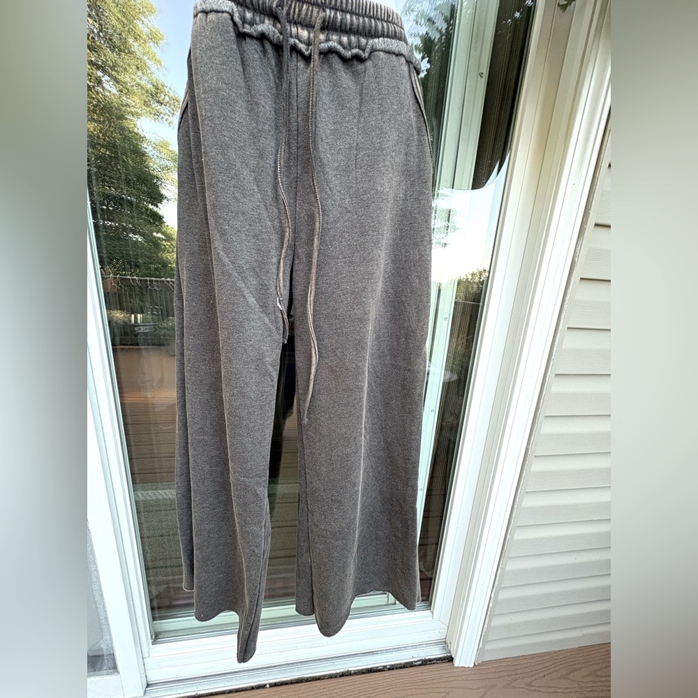 NWOT Zenana brown rust color acid wash fleece wide leg Size large.